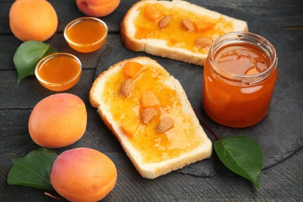 Apricot jam with bones