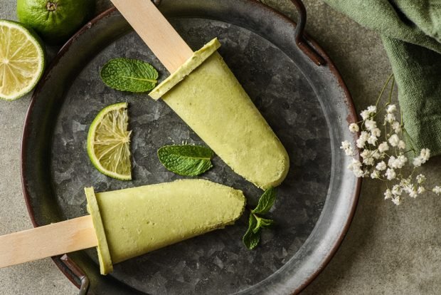 Avocado ice cream with lime and mint