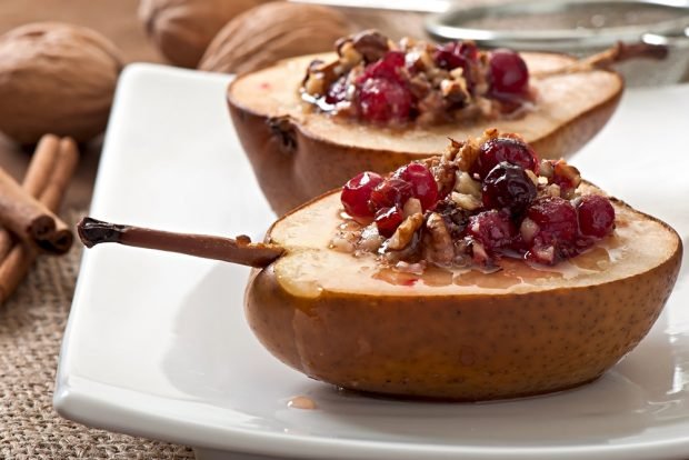 Baked pear with cranberries and nuts