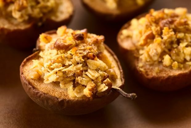 Baked pear with oatmeal