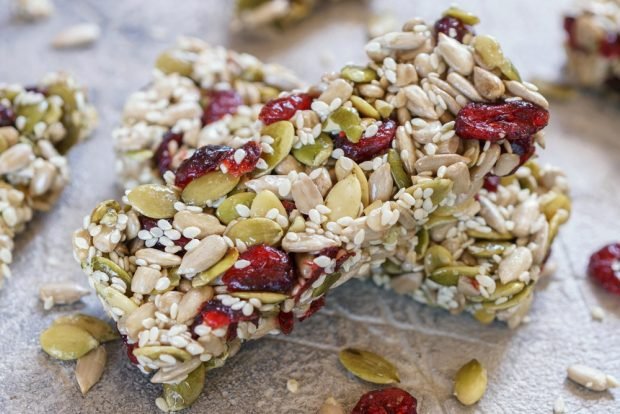 Bars with seeds and cranberries