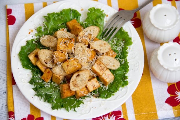 Caesar salad with tofu