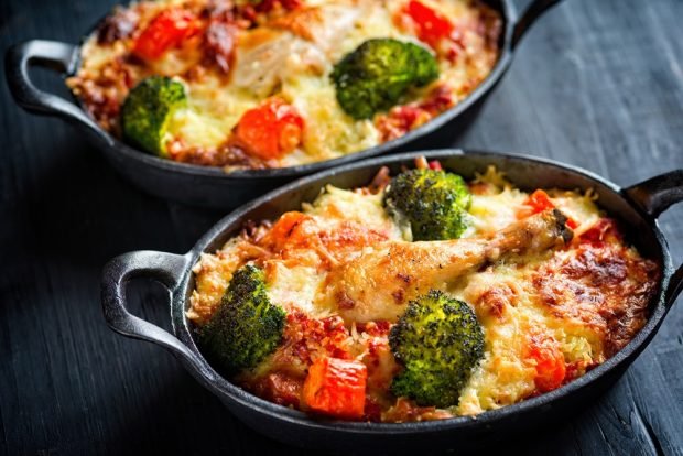 Chicken legs with broccoli and vegetables under cheese