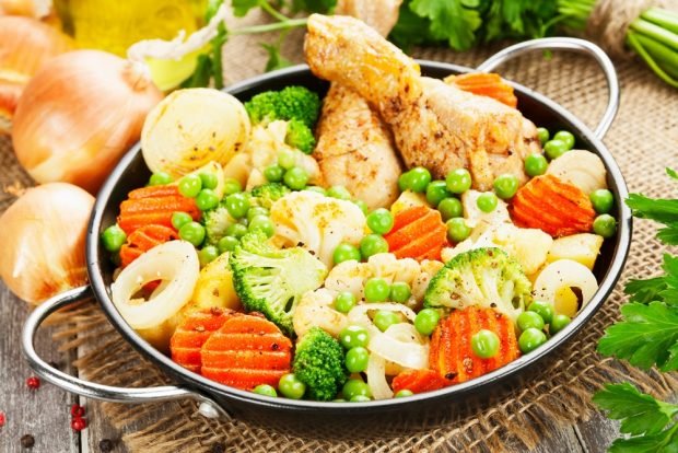 Chicken legs with vegetables and green peas