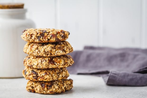 Cookies with oatmeal and dried fruits