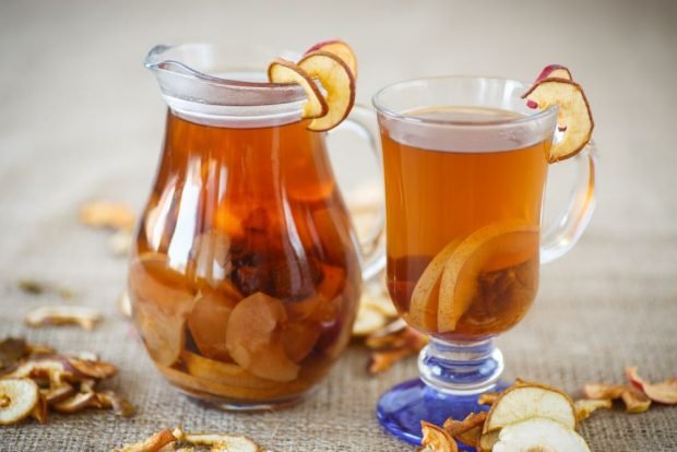 Dried apples compote