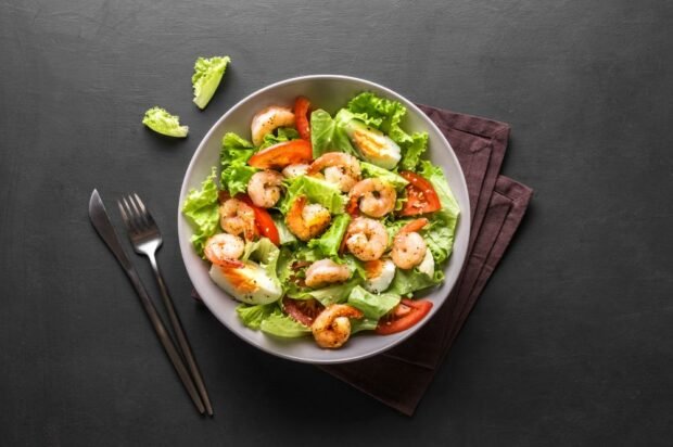 Fresh salad with shrimp, eggs and tomatoes