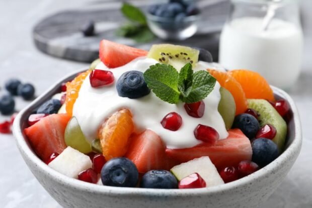 Fruit salad with yogurt