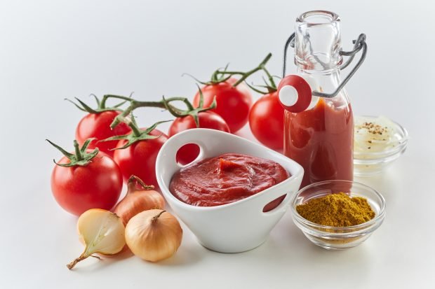 Homemade ketchup from tomatoes for the winter through a meat grinder