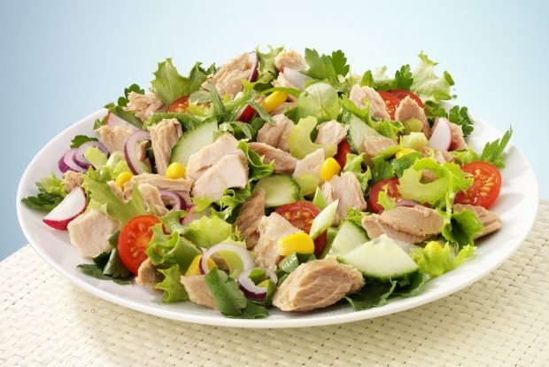 Light vegetable salad with tuna