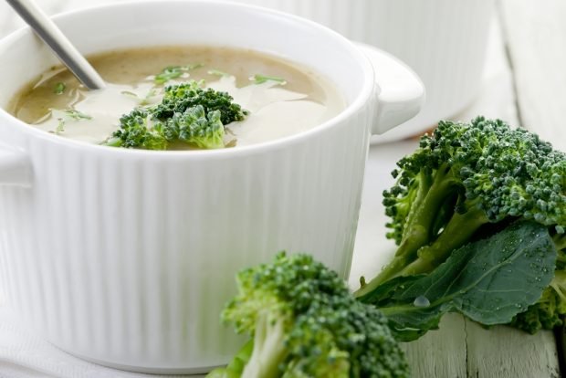 Pea puree soup with broccoli