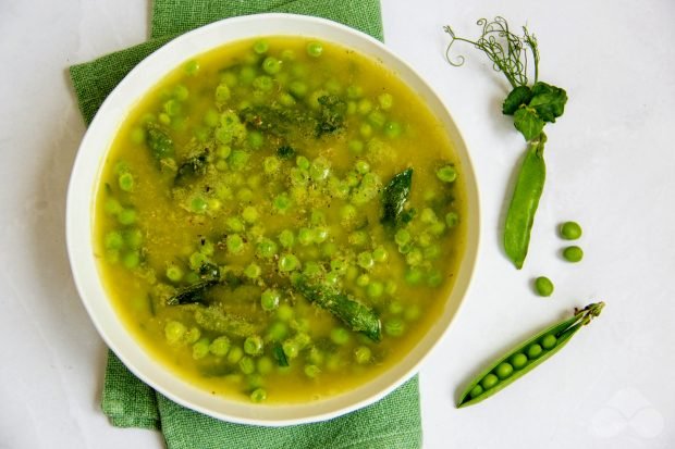 Pea soup with young peas and herbs