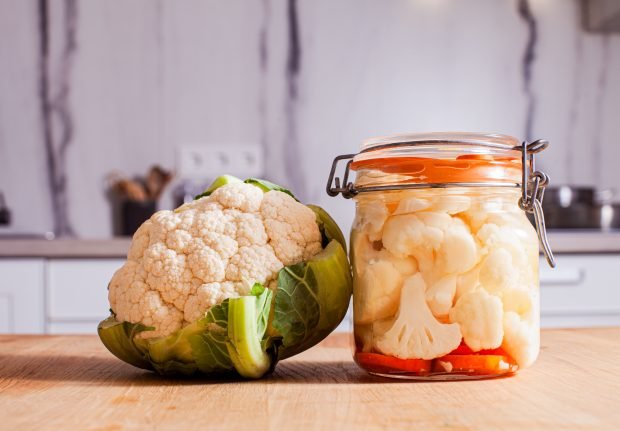 Pickled cauliflower for the winter in banks