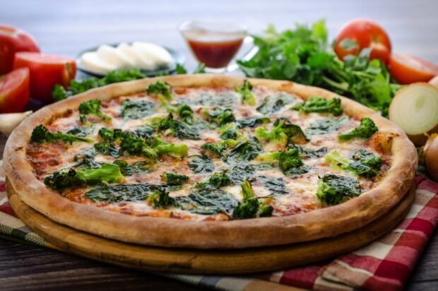 Pizza with broccoli, mozzarella and spinach