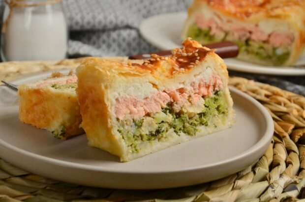 Puff dough with salmon and broccoli
