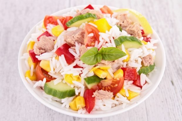 Rice salad, vegetables and tuna
