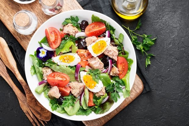 Salad with tuna, eggs and olives