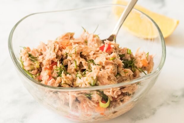 Salad with tuna, pepper and herbs