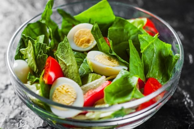 Salad with vegetables and quail eggs