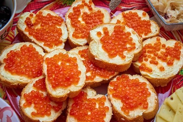 Sands with red caviar and butter