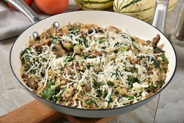 Spinach taboo, mushrooms and cheese