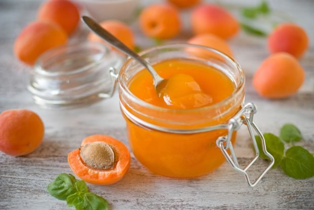 Thick jam from apricots without bones