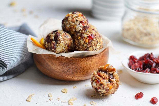 Vegan sweets from oatmeal and dates