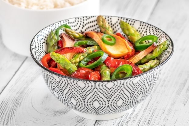 Vegetable salad with asparagus and mushrooms