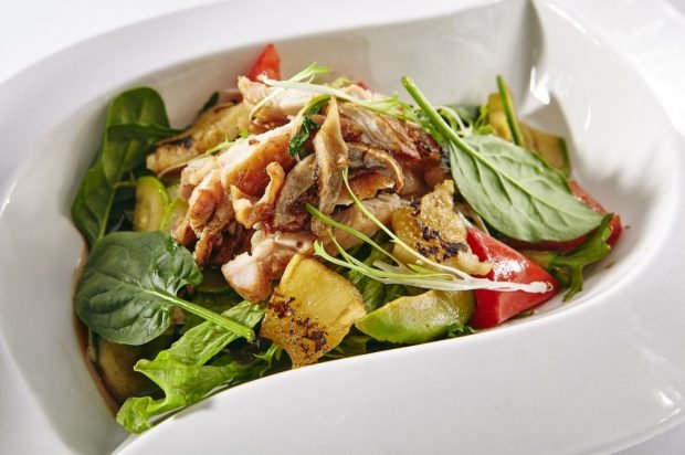 Warm salad with chicken, figs and fried pineapple