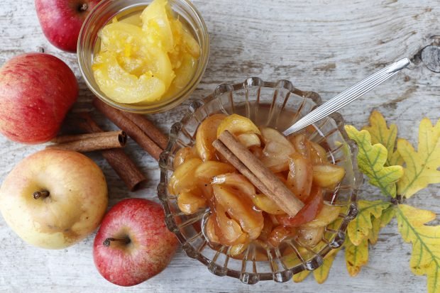 Apples with slices in syrup for the winter