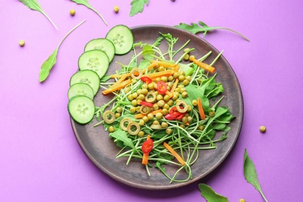 Arugula salad and green peas