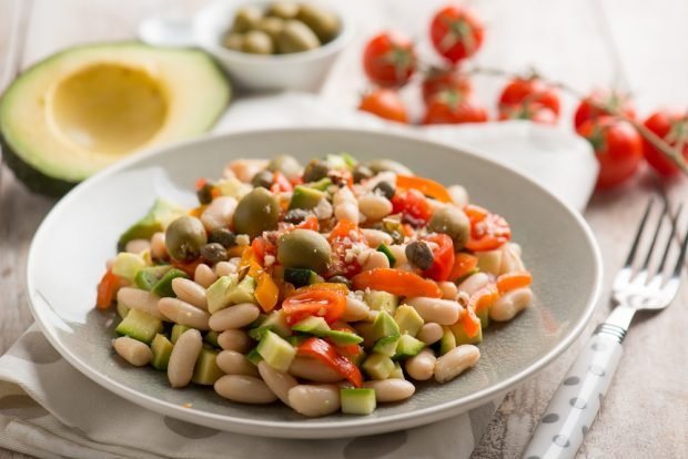 Avocado salad, beans and olives