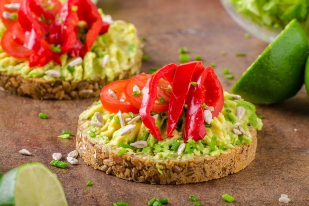 Avocado sandwich and pepper