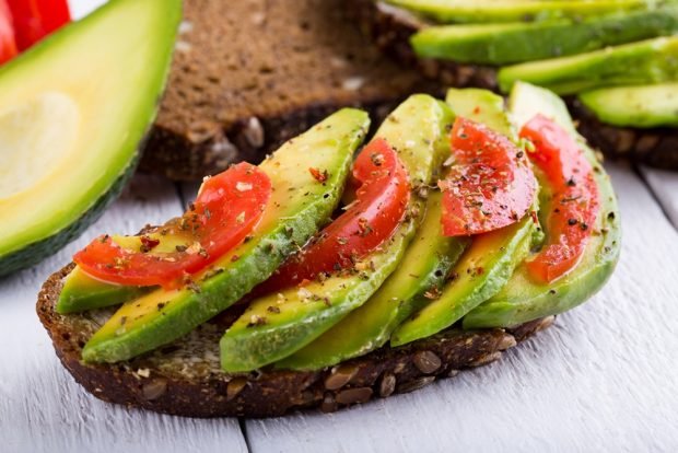 Avocado sandwich and tomatoes