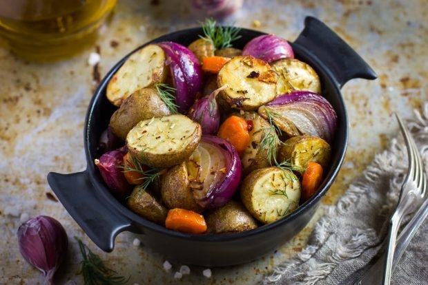 Baked potatoes with onions in pots