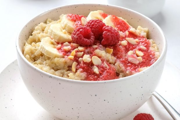 Barley porridge with banana and raspberries