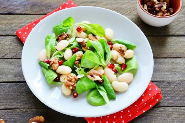 Beans and spinach salad