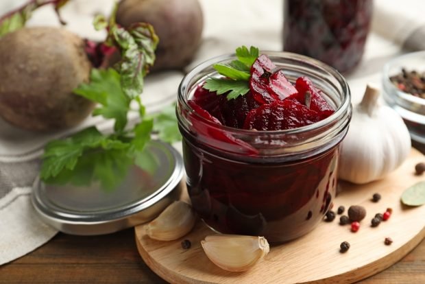 Beetroot and garlic salad