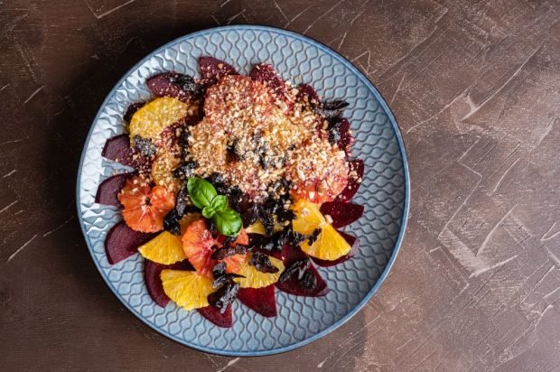 Beetroot salad, oranges and prunes