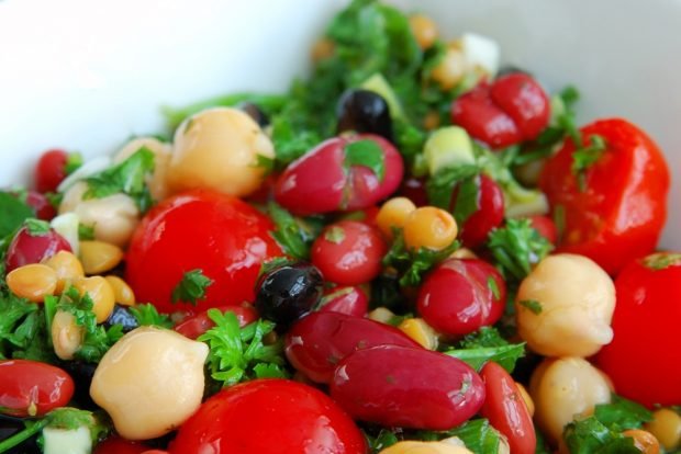 Bob salad with canned tomatoes