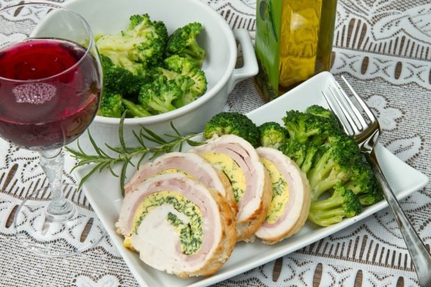 Broccoli and ham turkey roulet