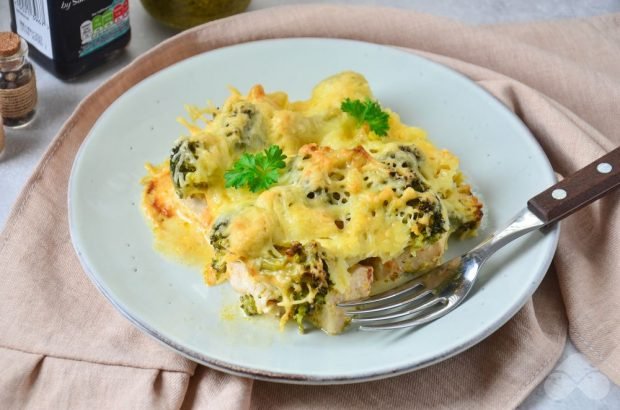 Broccoli chicken under cheese