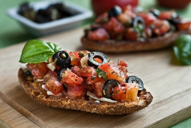 Bruskett with tomatoes, mozzarella and olives