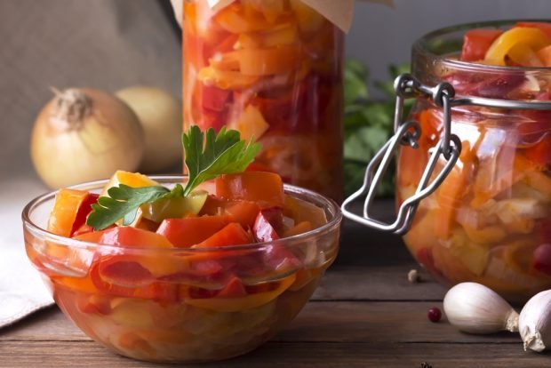 Bulgarian pepper and carrot salad