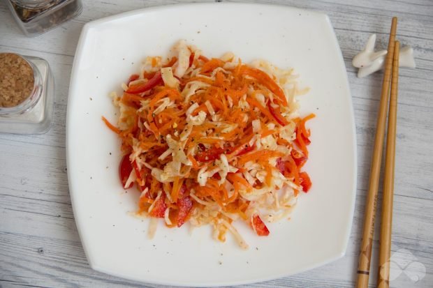 Cabbage salad, bell pepper and Korean carrots