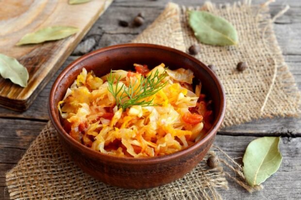 Cabbage stewed with bell pepper and tomatoes