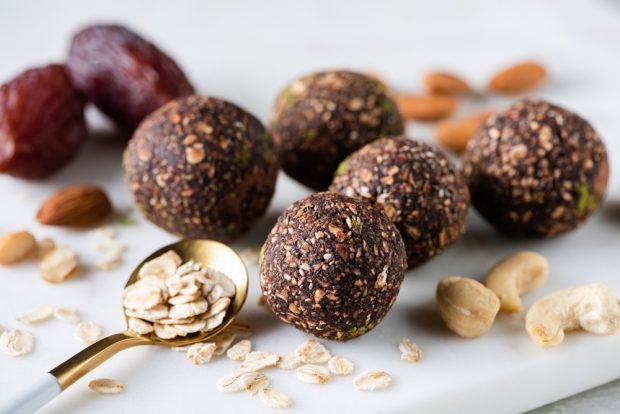 Candies with oatmeal and cashew