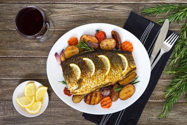 Carp with lemon in foil