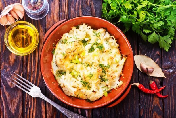 Casserole of colored cabbage with chili and green onions