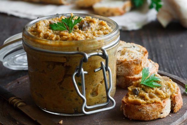 Caviar from champignons with carrots and onions through a meat grinder